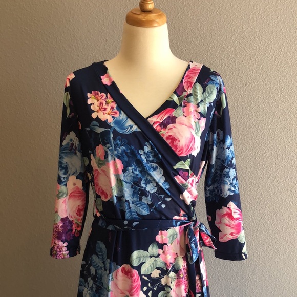 Flowered navy wrap style dress with sleeves - Picture 2 of 7